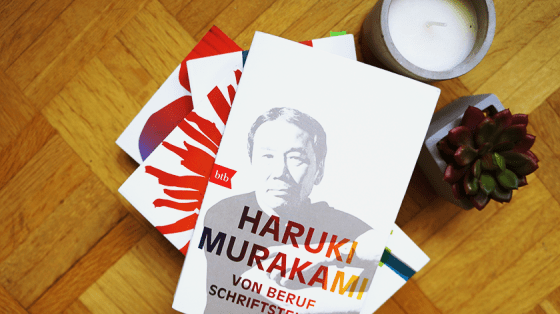 Ein Buchstapel mit Büchern von Haruki Murakami. Oben auf liegt Von Beruf Schriftsteller.